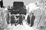 Eine unbekannte tschechische Lokomotive wird aus den Schneemassen irgendwo in Böhmen befreit. (1941) <i>Foto: Privatfoto</i>