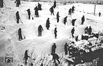 Die in einer Schneewehe steckengebliebene Lok wird mit intensiver Handarbeit wieder befreit. (1941) <i>Foto: Privatfoto</i>