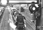 03 1021 (Bw Hagen-Eckesey) rangiert ein Umbauwagenpärchen im Bahnhof Siegen. (10.10.1959) <i>Foto: Udo Hoffmann, Slg Gerhard Moll</i>