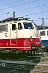 Im Jubiläumsjahr 1985 wurden viele Loks mit einem entsprechenden Aufkleber verziert, so auch die Hamburger 112 269, hier im Bw Köln Bbf. (10.03.1985) <i>Foto: Joachim Bügel</i>