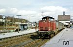 211 228 (Bw Köln-Nippes) steht vor N 6067 nach Marienheide im Bahnhof Remscheid-Lennep, dessen Umfeld sich in den letzten Jahren auch deutlich zu Ungunsten der Bahn verändert hat. (06.04.1985) <i>Foto: Wolfgang Bügel</i>