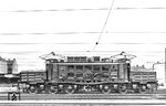 E 94 005 wurde am 24. Juli 1940 von der AEG an die Reichsbahn ausgeliefert. Die Abnahme erfolgte am 8. August 1940, die Erstzuteilung ging an das Bw Innsbruck. Kurioserweise posiert die Lok hier mit der Beschriftung "RBD Stuttgart/Bw Kornwestheim" für den Fotografen, wo die Lok nie stationiert war. (07.1940) <i>Foto: RVM-Filmstelle Berlin (Maey)</i>