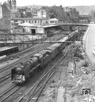 Eine unbekannte 03 erreicht mit einem Schnellzug den Bahnhof Wuppertal-Elberfeld. Das Bild entstand aus dem Gebäude der Bundesbahndirektion. Die städtische Umgegebung ist noch schwer vom Krieg gezeichnet. (1951) <i>Foto: Heinz Meyer, Slg. Wolfgang R. Reimann</i>