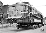 Im Frühjahr 1952 erhielt das Bw Wuppertal-Steinbeck als erste Dienststelle der BD Wuppertal fünf Schienenbusse (VT 95) und vier Beiwagen (VB 142) neu zugeteilt. Auf einem Straßenroller wird einer der neuen Schienenbusse, behängt mit der Aufschrift "Wuppertal, Sitz der ältesten Eisenbahndirektion"  mit einem Culemeyer durch die Elberfelder Innenstadt gefahren. (1952) <i>Foto: Heinz Meyer, Slg. Wolfgang R. Reimann</i>