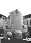 Die 1936 von Henschel gelieferte Lok 1 (Viertbesetzung) der Lübeck-Büchener Eisenbahn (ab 1938: 60 001) war eine von drei stromlinienförmig verkleideten Tenderlokomotiven mit der der Achsfolge 1'B1' und einer Höchstgeschwindigkeit von 120 km/h. Aufgrund ihres Aussehens und der grauen Lackierung erhielten sie den Spitznamen „Mickymäuse“. Die Verkleidung der Scharfenberg-Kupplung sieht etwas ramponiert aus, möglicherweise der unsachgemäßen Handhabung der Werkstatt geschuldet. (1936) <i>Foto: RVM</i>