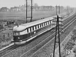 SVT 877 a/b (späterer VT 04 000) als FDt 1 nach Berlin bei Hamburg-Billwerder. Als Zeichen seiner Exklusivität war er damals wie die Wagen des „Rheingold-Zuges“ cremefarben und violett lackiert. Ab 15. Mai 1933 verkehrte der Triebzug planmäßig zwischen Berlin Lehrter Bahnhof und Hamburg Hauptbahnhof. Für die 286 km lange Strecke benötigte er 138 Minuten, eine Zeit, die erst 64 Jahre später, im Juni 1997 von einem ICE-Zug der Deutschen Bahn mit 132 Minuten unterboten wurde.  (1933) <i>Foto: RVM</i>