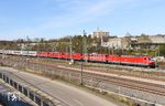 Der Freitags-PbZ 2471 (Dortmund Bbf - Frankfurt/M Hbf), diesmal (fast) mit mehr Loks als Wagen im Bahnhof Opladen. Zuglok war 120 159, dahinter hingen 115 198, 111 191, 111 128 und 111 118. (06.04.2018) <i>Foto: Joachim Bügel</i>