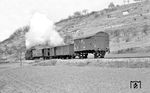 99 716 vor dem samstäglichen Güterzug kurz vor Leonbronn mit dem aufgebockten Stückgutkurswagen am Zugschluss.  (24.03.1962) <i>Foto: Gerd Wolff</i>