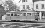 Die Trossinger Eisenbahn ist eine mit Gleichstrom betriebene Stichbahn, die seit 1898 die Stadt Trossingen mit dem peripher gelegenen DB-Bahnhof Trossingen (früher Trossingen Staatsbahnhof) an der Bahnstrecke Rottweil – Villingen verbindet. Hier steht Triebwagen T 5 (Esslingen, Baujahr 1956) in Trossingen Stadtbahnhof. (08.04.1962) <i>Foto: Gerd Wolff</i>