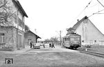 T 5 wartet gegenüber des Staatsbahnhofs Trossingen auf Anschlussfahrgäste. (08.04.1962) <i>Foto: Gerd Wolff</i>