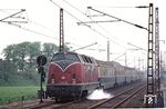 V 200 076 führt den "Rheingoldzug" bei Oberhausen-Sterkrade. Der Stammzug Amsterdam - Genf des TEE "Rheingold" bestand seit seiner Einführung am 30.05.1965 bis 03.06.1973 lediglich aus einem Großraumwagen. Speisewagen, Domecar und ein weiterer Großraumwagen starteten in Dortmund und liefen bis Duisburg im TEE "Rheinpfeil" mit. Die Klimaanlagen bei dem Diesel bespannten Zug funktionierten über die Dampfheizung, gespeist durch den Kessel der V 200 (der hier gut sichtbar aktiv ist), den Strom lieferte die Lichtmaschine am Wagendrehgestell. Die Küche des Speisewagen wurde mit Propangas betrieben. (05.1966) (05.1966) <i>Foto: H.D. Kremer</i>