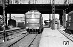 E 10 147 (Abnahme am 23. Juli 1958, erstes Bw: Koblenz-Mosel) wartet im alten Ludwigshafener Kopfbahnhof auf den nächsten Einsatz. (28.09.1958) <i>Foto: Helmut Röth *</i>