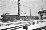 01 006 (Bw Stuttgart) setzt mit einer Rangierfahrt zurück in die Abstellgruppe des Stuttgarter Hauptbahnhofs. Mit einem Abnahmedatum vom 28. März 1926 war sie eine der dienstältesten 01 der DB. (11.01.1959) <i>Foto: Helmut Röth *</i>