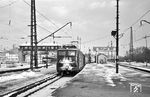 E 10 160 (Bw Frankfurt/M-1) fährt mit dem "Wörthersee-Express" D 528 von Frankfurt/M nach Klagenfurt in Stuttgart Hbf ein. (11.01.1959) <i>Foto: Helmut Röth *</i>