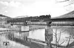 38 3032 (mit einem Ostergruß auf dem Windleitblech) am Karfreitag des Jahres 1959 auf der seit 15. September 1958 zweigleisig wiederhergestellten Neckarbrücke bei Neckargemünd. (27.03.1959) <i>Foto: Helmut Röth *</i>