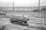 Die nach einem Unfall abgestellte 50 2689 (MV) im Bw Mannheim Rbf. Die Lok wurde allerdings erst am 13.08.1964 z-gestellt und am 01.09.1965 ausgemustert. (28.03.1959) <i>Foto: Helmut Röth *</i>