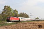Die Baureihe 120 steht mittlerweile auf der Abschussliste bei DB-Fernverkehr. Umso erfreulicher, nochmals 120 143 vor dem über die Güterzugstrecke bei Immigrath umgeleiteten IC 2312 (Stuttgart - Hamburg-Altona) anzutreffen. (14.04.2018) <i>Foto: Joachim Bügel</i>