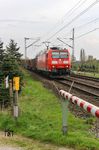 185 190 passiert mit EZ 51438 (Gremberg - Seelze) den Bahnübergang Po 38 bei Immigrath. (14.04.2018) <i>Foto: Joachim Bügel</i>
