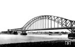 Mitten im Ersten Weltkrieg entstand die sog. "Kronprinz-Wilhelm-Brücke" zwischen Engers und Urmitz, die militär-strategische Gründe hatte. Der 180 Meter lange Brückenbogen war zum Zeitpunkt seiner Erstehung im Jahr 1918 der größte aller Rheinbrücken. Offiziell wurde die Brücke, deren Bau im Jahr 1916 begann, im August 1918 eingeweiht, spielte aber für den Verlauf des Ersten Weltkrieges, der im November 1918 endete, keine Rolle mehr. Am Morgen des 9. März 1945 wurde die Brücke durch deutsche Pioniere am Ende des Zweiten Weltkriegs gesprengt. Sie war die einzige, die von den drei strategischen Brücken (neben Hindenburgbrücke bei Bingen und Ludendorff-Brücke bei Remagen) nach dem Zweiten Weltkrieg in veränderter Form wieder aufgebaut wurde.  (1930) <i>Foto: RVM</i>