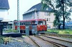 Der Bahnhof Remscheid-Lennep war früher ein wichtiger regionaler Bahnknoten mit fünf Streckenästen. Bis 1960 gab es hier ein eigenständiges Betriebswerk, das bis zur Auflösung im Jahr 1964 zur Außenstelle des Bw Wuppertal-Langerfeld degradiert wurde. Heute ist die Bahnwelt im Remscheider Stadtteil sehr bescheiden geworden, die umfangreichen Rangier- und Abstellgleise wurden zurückgebaut, die abzweigenden Nebenbahnen sind alle stillgelegt. Anders war dies, als die Nebenstrecken ins Oberbergische noch betrieben wurden. Hierfür stand im Bahnhof Lennep ein eigener Bereich mit Kopfgleisen zur Verfügung, an deren nördlichem Ende, gleich neben dem Empfangsgebäude, eine Drehscheibe zum Umsetzen kurzer Loks erbaut worden war. In der Nachdampfära war es trotzdem selten, ein Fahrzeug auf diesem Areal zu erwischen, so wie hier den Steinbecker 795 372. (16.04.1972) <i>Foto: Wilfried Sieberg</i>
