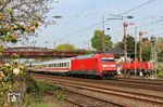 101 095 mit dem über die Güterzugstrecke umgeleiteten IC 2203 (Norddeich Mole - Köln Hbf) in Düsseldorf-Rath. (17.04.2018) <i>Foto: Joachim Bügel</i>