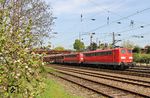 151 166 und 151 149 fahren mit GM 62873 (Oberhausen-West - München-Johanniskirchen) durch Düsseldorf-Rath. (17.04.2018) <i>Foto: Joachim Bügel</i>