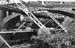 Auf der Sonnborner Brücke begegnet eine 64er des Bw Wuppertal-Steinbeck einem Schwebebahnzug - so wie es aussieht, eine gestellte Aufnahme, da alle sich auf der Seite des Fotografens befinden. (1954) <i>Foto: Slg. Dr. Hans-Jürgen Vorsteher</i>