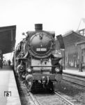 03 1021 (Bw Hagen-Eckesey) macht Station im Bahnhof Wuppertal-Oberbarmen. Anschließend hat sie die 1:100-Steigung nach Schwelm/Ennepetal vor sich. (1959) <i>Foto: Wilfried Sieberg</i>