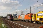 RTS 1216 901 begegnet in Hilden der entgegenkommenden SBB-Cargo 482 026 mit DGS 91253. (16.04.2018) <i>Foto: Wolfgang Bügel</i>