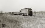 DR 120 104 (Bw Dresden) mit einem Güterzug bei Großenhain auf dem Weg in ihre sächsische Heimat. (21.03.1975) <i>Foto: Hans-Joachim Simon (Archiv Ludger Kenning)</i>