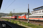 In Wuppertal-Steinbeck musste PbZ 2470 mit 115 198 noch die Zugkreuzung von IC 2023 (Hamburg-Altona - Frankfurt/M Hbf) mit 101 094 abwarten, da wegen der immer noch laufenden Bahnsteigarbeiten in Wuppertal Hbf alle langen Reisezüge das Bahnhofsgleis 2 benutzen müssen. (18.04.2018) <i>Foto: Wolfgang Bügel</i>