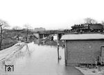 24 095 vom Bw Hamburg-Harburg macht sich nach der Sturmflut vom 16./17. Februar 1962 im Stadtteil Veddel nützlich. Auch die Bundeswehr scheiterte hier mit ihren Lkw, die in den Fluten absoffen. (19.02.1962) <i>Foto: Walter Hollnagel</i>