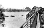 In Veddel erwischte die Sturmflut auch die Wilhelmsburger 82 017, die zusammen mit 50 559 (Bw Lehrte) unterwegs war. Wahrscheinlich hat die 50er, die mit 82 017 zusammengekuppelt war, die Neubaulok und das Personal vor dem totalen Absturz in das Hafenbecken bewahrt. (19.02.1962) <i>Foto: Walter Hollnagel</i>