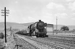 Durch Niederdielfen, zwischen Siegen und Haiger, fährt die Altenhundemer 44 916 mit einem Güterzug südwärts. (07.1961) <i>Foto: Gerhard Moll</i>
