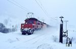 Winter auf der Giselabahn: ÖBB 1020.015 (ex E 94 130) kämpft sich mit einer 1044 durch die schneereichen Unbillen bei Berg Grießen nahe Hochfilzen. (25.02.1988) <i>Foto: Joachim Bügel</i>