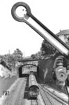 Der intensive Nahverkehr auf der Wuppertaler Talstrecke wurde ab Ende der 1940er Jahre zunehmend mit vertakteten Zügen betrieben. Die lang gestreckte Trasse mit vielen Stationen bot sich dafür auch geradezu an. Für die Fahrten wurden in der Regel Loks der BR V 36, 64 und 78 eingesetzt. Man fuhr mit Steuerwagen der Vorkriegs-Triebwagen oder baute in Bi-Personenwagen einen Führerstand ein, die mit indirekter Steuerung versehen, allerdings weiterhin Personal auf den Loks erforderten. Sehr eng geht es (bis heute) zwischen Wuppertal-Elberfeld und -Steinbeck zu. Ein Wendezug mit einer pr. T 18 passiert von Elberfeld kommend das Einfahrsignal von Steinbeck. (08.08.1959) <i>Foto: Ernst Winter</i>