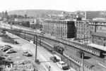 Nach der Elektrifizierung übernahmen mit Sommerfahrplan 1964 die Loks der Baureihe E 41 die Eil- und Nahverkehrszüge in Wuppertal. Für den nicht elektrifizierten Teil nach Remscheid-Lennep bzw. Essen-Steele kamen noch die letzten Vohwinkler 78er zum Einsatz, bis genügend V 100 zur Verfügung standen. Das Stadtpanorame in Wuppertal-Elberfeld wird bestimmt von der Stadthalle (ganz links), dem Neubau des Wilhelm-Dörpfeld-Gymnasiums, der Schwebebahnbrücke über die Bundesstraße 7 sowie dem Gebäude der BD Wuppertal. Das Bild entstand vom Dach des BASA-Gebäudes. (1964) <i>Foto: Ernst Winter</i>