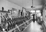Blick in das Innenleben des mechanischen Stellwerks "Mf" in Wuppertal-Mirke, das damals sogar noch mit zwei Bediensteten besetzt war. (1954) <i>Foto: Helmut Säuberlich</i>