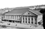 Das nach dem Krieg wiederaufgebaute Empfangsgebäude von Wuppertal-Barmen. Der 1943 stark zerstörte linke Flügelbau (vgl. Bild-Nr. 21319) mit dem zweiten Giebel wurde allerdings nicht mehr wiederhergestellt. (22.06.1960) <i>Foto: Helmut Säuberlich</i>
