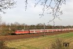 110 426 mit dem Berufsverstärkerzug RE 30528 (Köln - Wesel) bei Langenfeld. (24.03.2011) <i>Foto: Joachim Bügel</i>