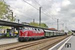 Auf dem Weg zum Dampfspektakel nach Trier fahren V 200 033 und 78 468 (ganz hinten) mit DLr 20119 aus Lengerich durch Solingen Hbf. (26.04.2018) <i>Foto: Joachim Bügel</i>