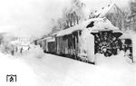 Die Dampfschneeschleuder hat angesichts der Schneemassen im Bahnhof Erndtebrück aufgegeben. Gerhard Moll vermerkte, eine geschlossene Schneedecke in seiner Heimat über fast vier Monate, im Februar 1970 eine Höhe von 60 cm vor seiner Haustür. Interessant wäre auch gewesen, wenn er beschrieben hätte, wie die Bahn den zusammengeschobenen Schneeklumpen im Gleis losgeworden ist... (17.02.1970) <i>Foto: Gerhard Moll</i>