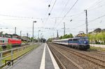 Auch an diesem Freitag hatte die Bahn wieder mit massiven Problemen zu kämpfen, so wurde der Fernverkehr zwischen Köln und Düsseldorf gleich zweifach umgeleitet und fuhr, nicht wie vorgesehen zwischen Opladen und Düsseldorf-Eller über die Güterzugstrecke, sondern nahm den zusätzlichen Umweg über Solingen und die S-Bahnstrecke. Hier begegnet der doppelt umgeleitete IC 2216 (Offenburg - Hamburg-Altona) mit 101 141 der nach Solingen Hbf einfahrenden 110 469 mit dem NX-Ersatzzug RB 24494 nach Köln Hbf. (27.04.2018) <i>Foto: Joachim Bügel</i>