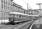 Der ET 27 war eigentlich nur im Großraum Stuttgart im Einsatz. Auch der hier gezeigte ET 27 002 war fabrikneu am 2. Oktober 1964 nach Tübingen geliefert worden, von Mai bis August 1965 aber kurzzeitig nach Dortmund Bbf gekommen, um im Auftrag des BZA München eine Erprobung des Nahschnellverkehrs im Ruhrgebiet und an der Ruhr/Wupper durchzuführen. Vermutet wird, dass nach einem Fahrzeug gesucht wurde, der auf den geplanten S-Bahnnetzen zum Einsatz kommen sollte. Bekannt ist jedenfalls, das der ET 27 sich nicht als S-Bahnzug eignete, da er ein zu schwerfälliges Beschleunigungsverhalten besaß. Er stand aber technisch Pate für die Entwicklung des ET 420, der in den 1970er Jahren zum bundesweiten S-Bahn-Standardzug der DB wurde. Auf einer der Erprobungstouren zwischen Hagen und Düsseldorf erwischte Wolfgang R. Reimann den ET 27 002 in Wuppertal-Elberfeld. (06.1965) <i>Foto: Wolfgang R. Reimann</i>