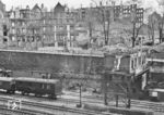 Wuppertal gehörte zu den ersten deutschen Städten, die 1943 großflächig von den Allierten bombardiert wurden. In der Nacht vom 24. auf den 25. Juni 1943 erwischte es den Stadtteil Elberfeld. Laut britischen Angriffsbericht wurden in dieser Nacht 1.082 Tonnen Spreng- und 1.220 Tonnen Brandbomben über dem Zielgebiet abgeworfen. Hierbei wurden etwa 3.000 Wohngebäude zerstört und 2.500 schwer beschädigt. Der Flächenbrand erreichte ein Ausmaß von 12 km². Darüber hinaus kamen 1.900 Menschen ums Leben. Während die Bahnanlagen in Wuppertal-Elberfeld - bis auf das zerstörte Stellwerk - hier halbwegs glimpflich davon gekommen zu scheinen, ist das städtische Umfeld komplett zertrümmert. Das Stellwerk wurde auch in alter Form wieder aufgebaut, die Häuser nach dem Krieg abgerissen und entstanden Anfang der 1950er Jahre in veränderter Anordnung. (07.1943) <i>Foto: RBD Wuppertal (Eckler)</i>