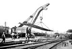 Einsatz eines 60t-Kran der Firma Ardelt (Eberswalde) bei Gleisbauarbeiten in einem unbekannten Bahnhof. (1937) <i>Foto: RVM</i>