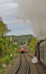 Zugbegegnung mit 620 512, der als RB 11310 nach Köln bei Mechernich unterwegs war. Gut zu erkennen ist die Steigung der Eifelbahn, die hier noch kontinuierlich bis zum Kaller Tunnel anhalten wird. (28.04.2018) <i>Foto: Joachim Bügel</i>