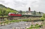 Ersatzlok V 200 033 mit DPE 61941 (Gerolstein - Trier) an der Kyll in Gerolstein. (28.04.2018) <i>Foto: Joachim Bügel</i>