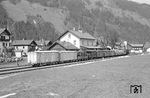 Ein Güterzug nach Jenbach im Bahnhof Zell am Ziller. (11.03.1961) <i>Foto: Gerd Wolff</i>