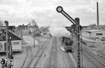 03 281 (Bw Ulm) fährt mit einem Schnellzug durch den Bahnhof Ravensburg. (01.04.1962) <i>Foto: Gerd Wolff</i>